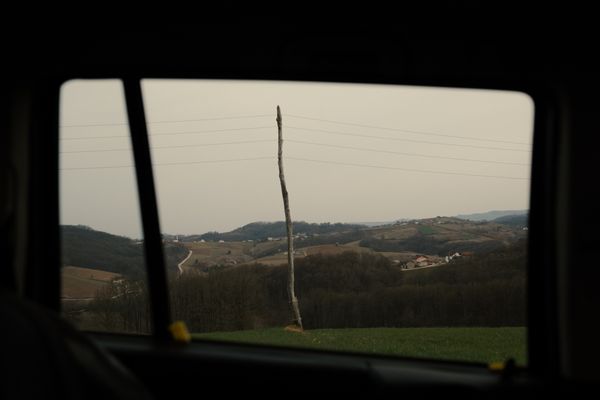 Landschaftsaufnahme aus dem Auto. Es sind kleine Dörfer zu sehen.