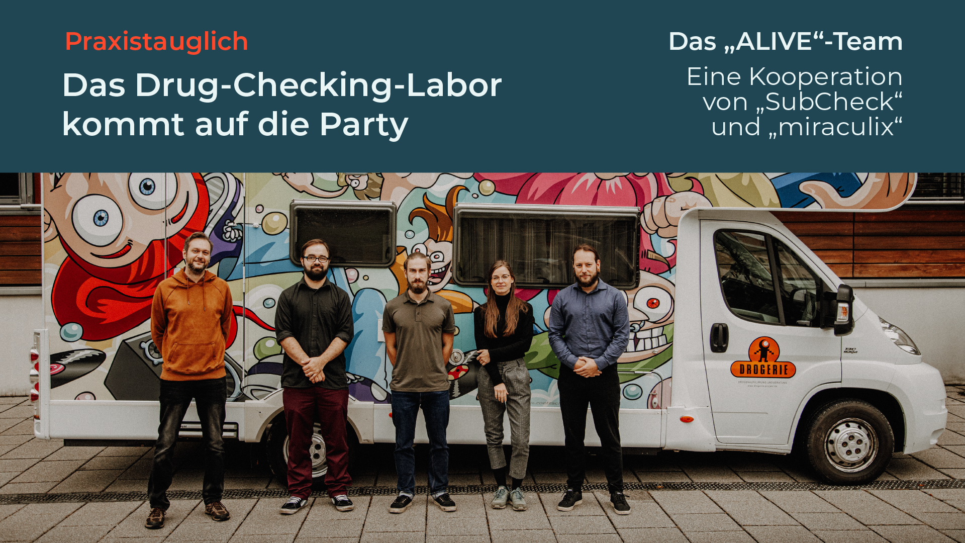 Interview. Wie das Drug-Checking-Labor auf die Party kommt. Das ALIVE-Team. Eine Kooperation von “SubCheck” und “miraculix”. Unter dem Text ist ein Foto eines bunt bemalten Wohnmobils zu sehen, auf dessen Tür das Logo der Drogerie prangt. Davor stehen fünf Personen, das ALIVE-Team.