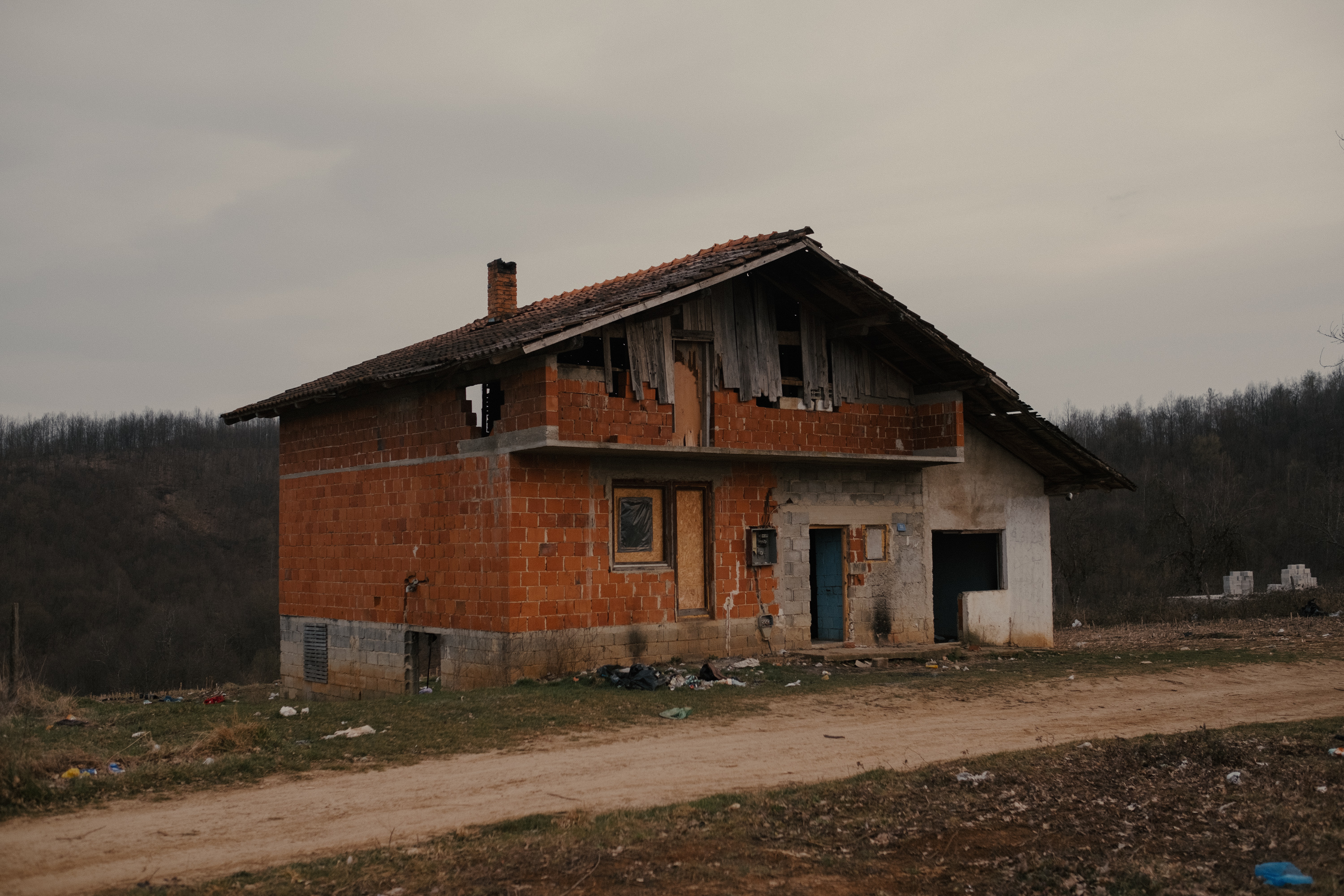 Verlassenes Haus im Norden von Bosnien und Herzegowina